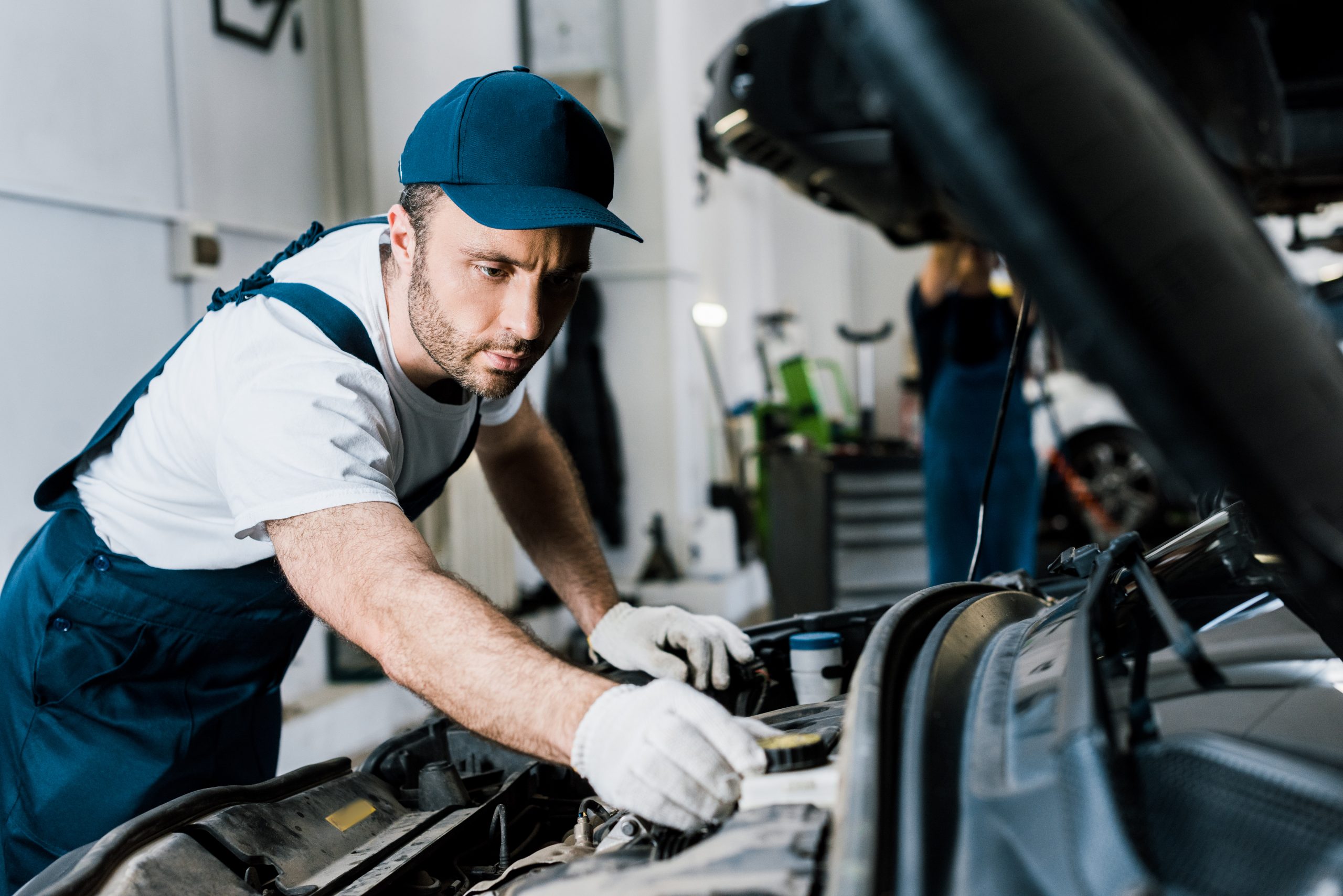 Mécanicien Point Auto Pro réalisant l'entretien d'un véhicule de flotte à Vaulx-en-Velin